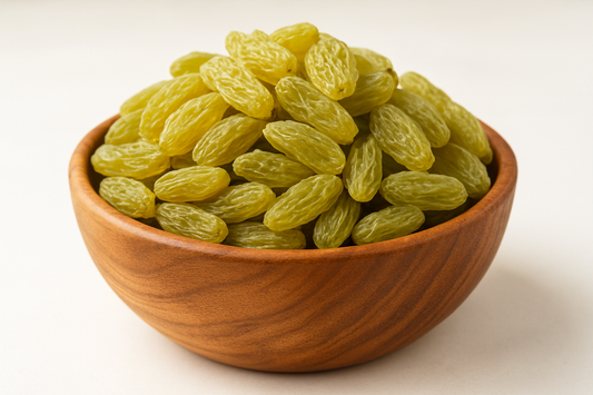 dried green grapes in bowl